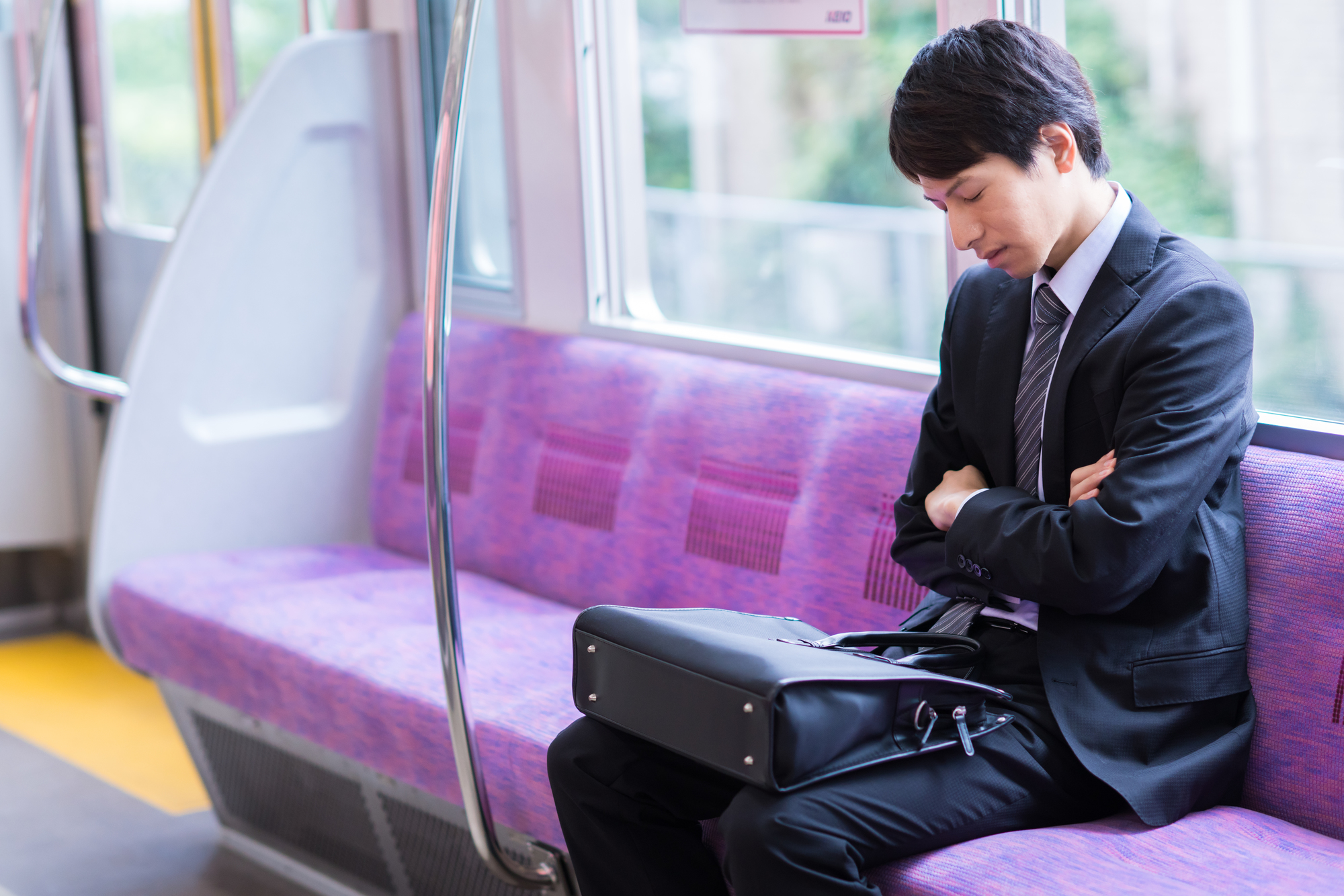 電車 睡眠 チューブトップ