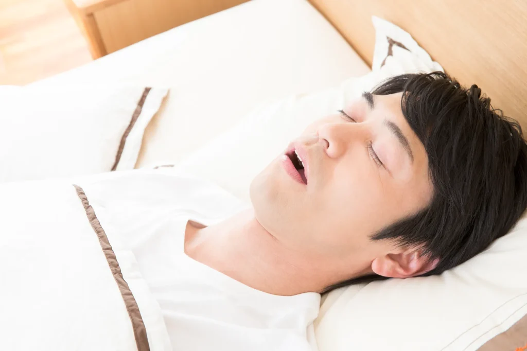 夏に寝苦しく感じるのは、いびき・睡眠時無呼吸症候群が原因かも