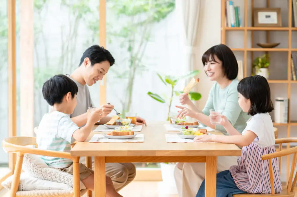 家族で食事をするようす